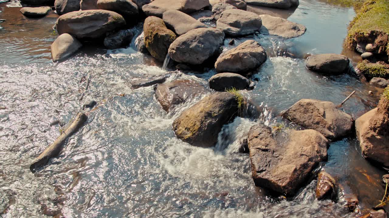 바위 위로 흐르는 강