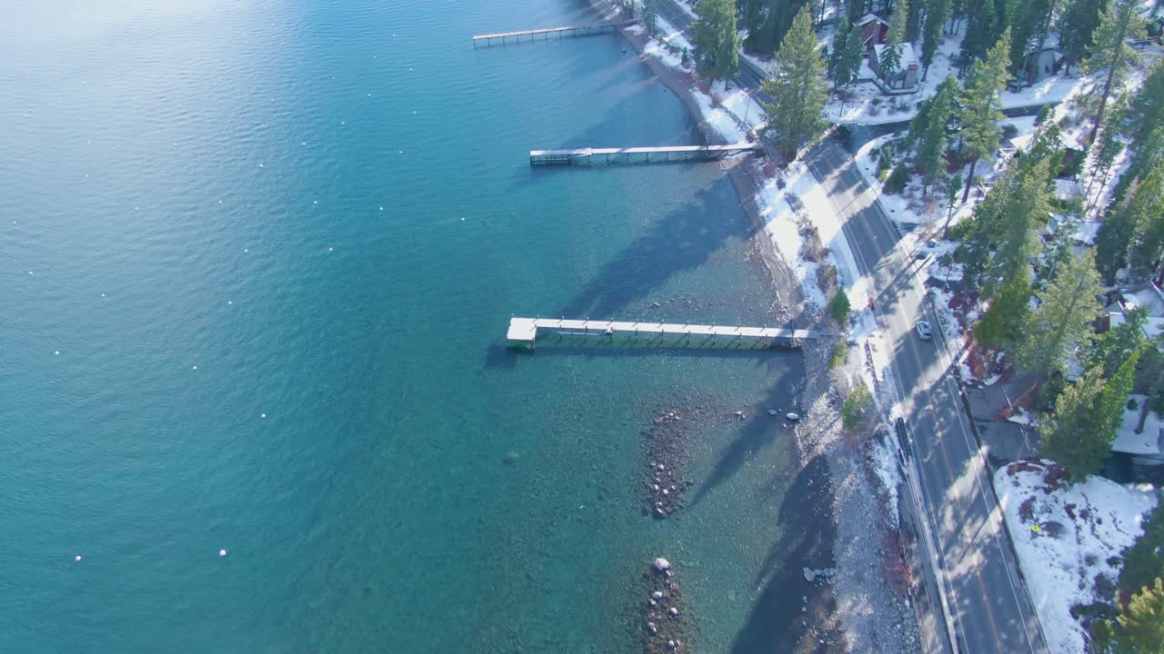 푸른 물에 호숫가 부두 북부 캘리포니아 노스 레이크 타호 겨울