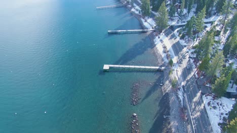 Muelles-Junto-Al-Lago-En-Aguas-Azules-Del-Norte-De-California-Norte-Del-Lago-Tahoe-Invierno