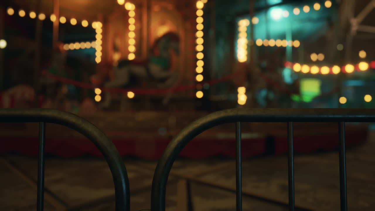 un parque de atracciones vacío con luces apagadas y atracciones abandonadas al anochecer