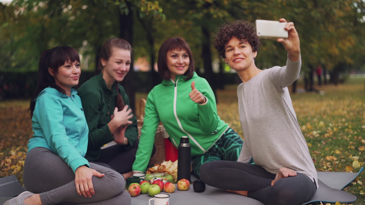 친구 들 이 공원 에서 피크닉 을 즐기고 있다