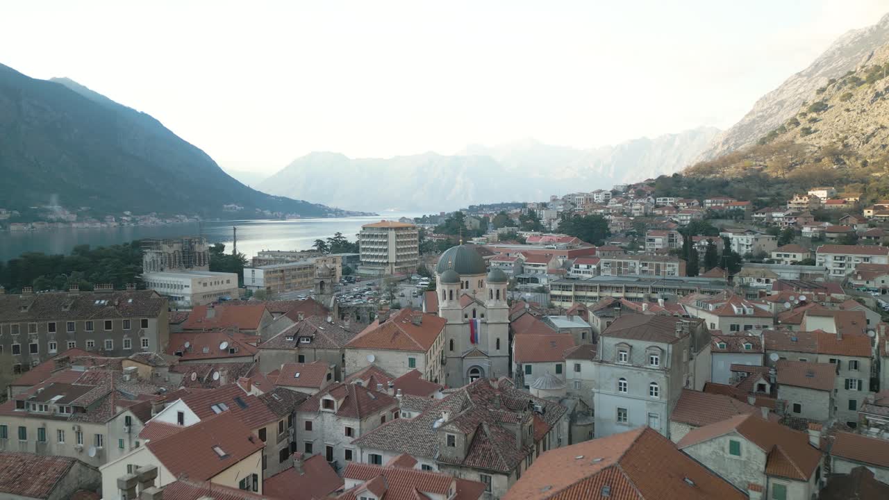 drone dolley disparado sobre el centro de kotor con una gran vista del mar adriático