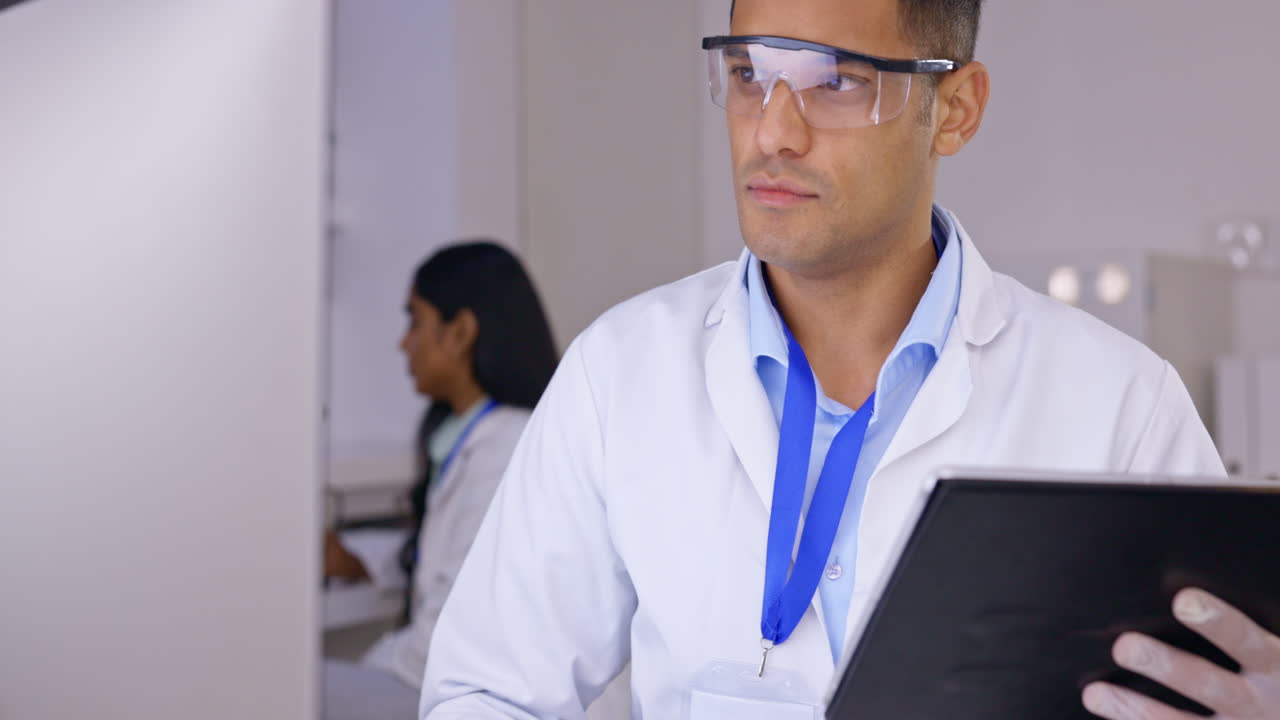 ciencia médica, hombre y laboratorio con computadora