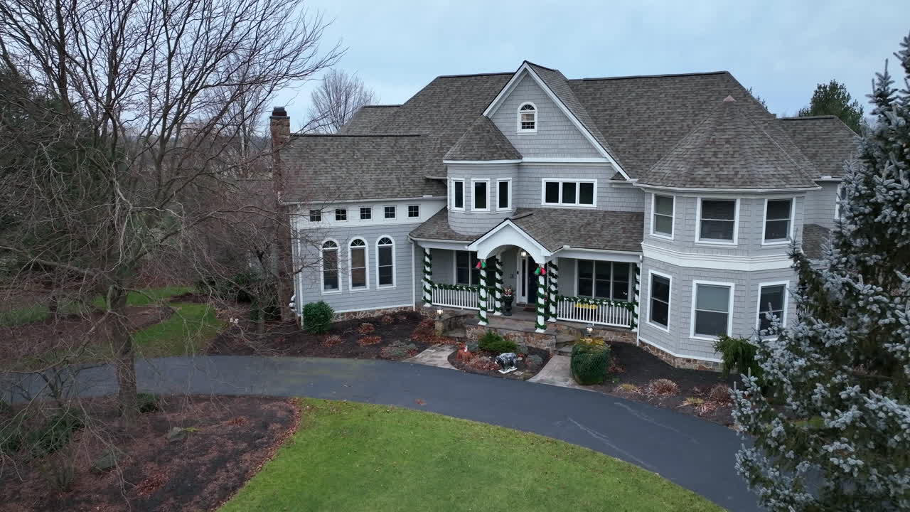 porche de casa decorado con adornos navideños de guirnaldas