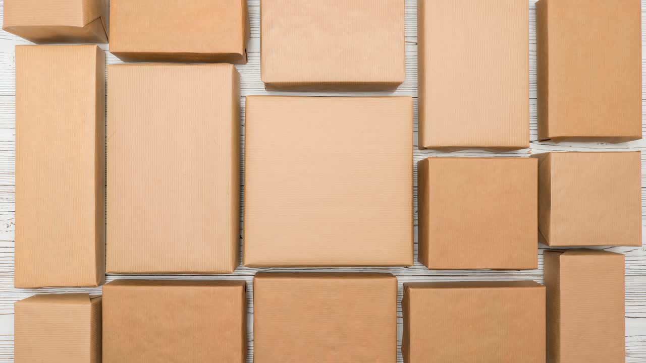 선물은 나무 바탕에 포장되고 장식됩니다. 위쪽에서 볼 수 있습니다.