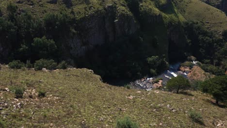 Imágenes-Aéreas-Sobre-Las-Cimas-De-Las-Montañas-En-Sudáfrica.