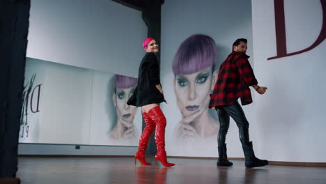 bailarines de hip hop haciendo ejercicio en el estudio. hombre y mujer bailando en un club moderno.