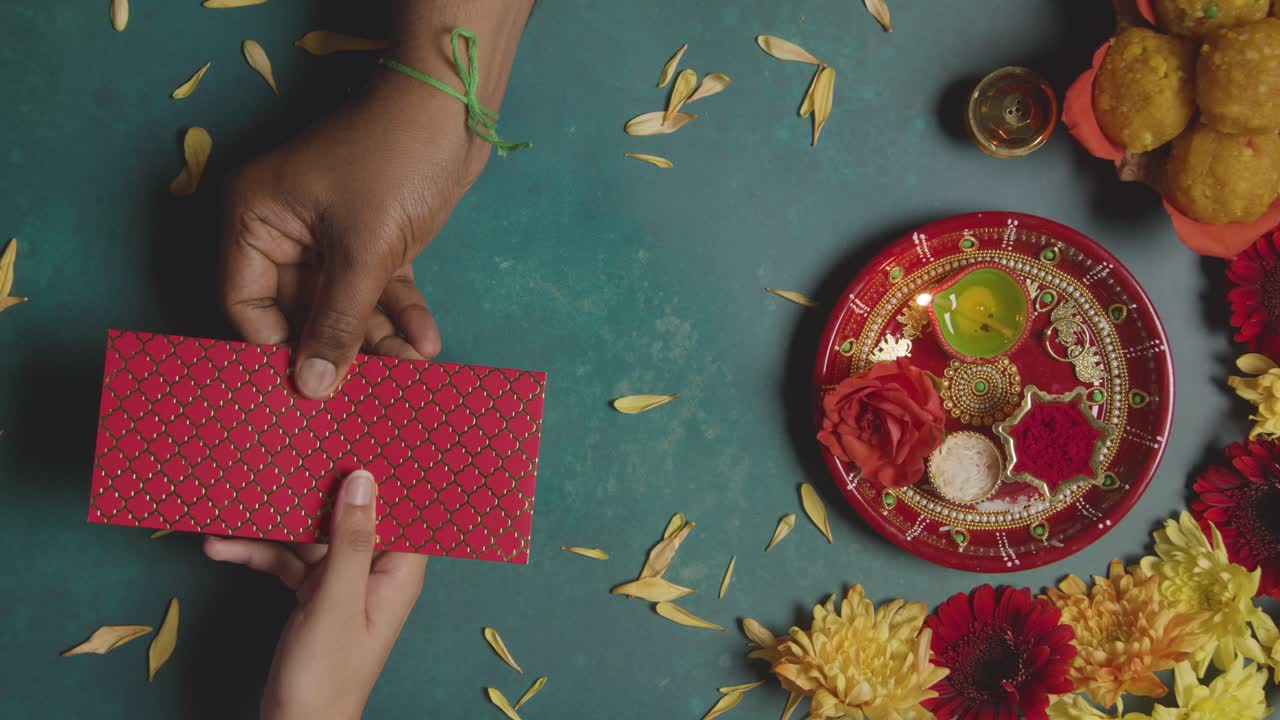 el hermano indio regala al hermano dinero para el rakhi.