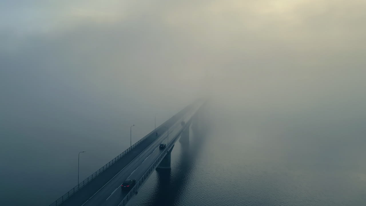 자동차는 고속도로 다리에서 두꺼운 밀도 높은 오염으로 사라집니다.