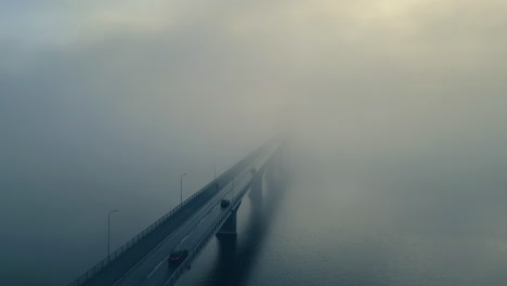 Autos-Verschwinden-Im-Dichten,-Dichten-Schmutz-Auf-Der-Autobahnbrücke