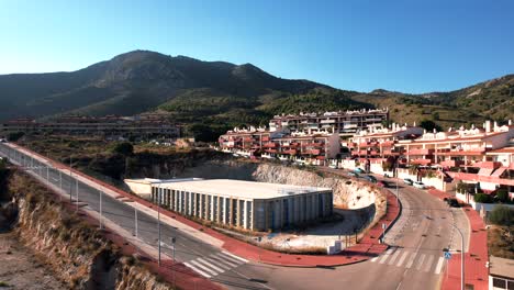 Elevarse-Por-Encima-De-La-Intersección-De-Carreteras-De-Las-Colinas-De-Fuengirola-En-España-En-Un-Día-Soleado