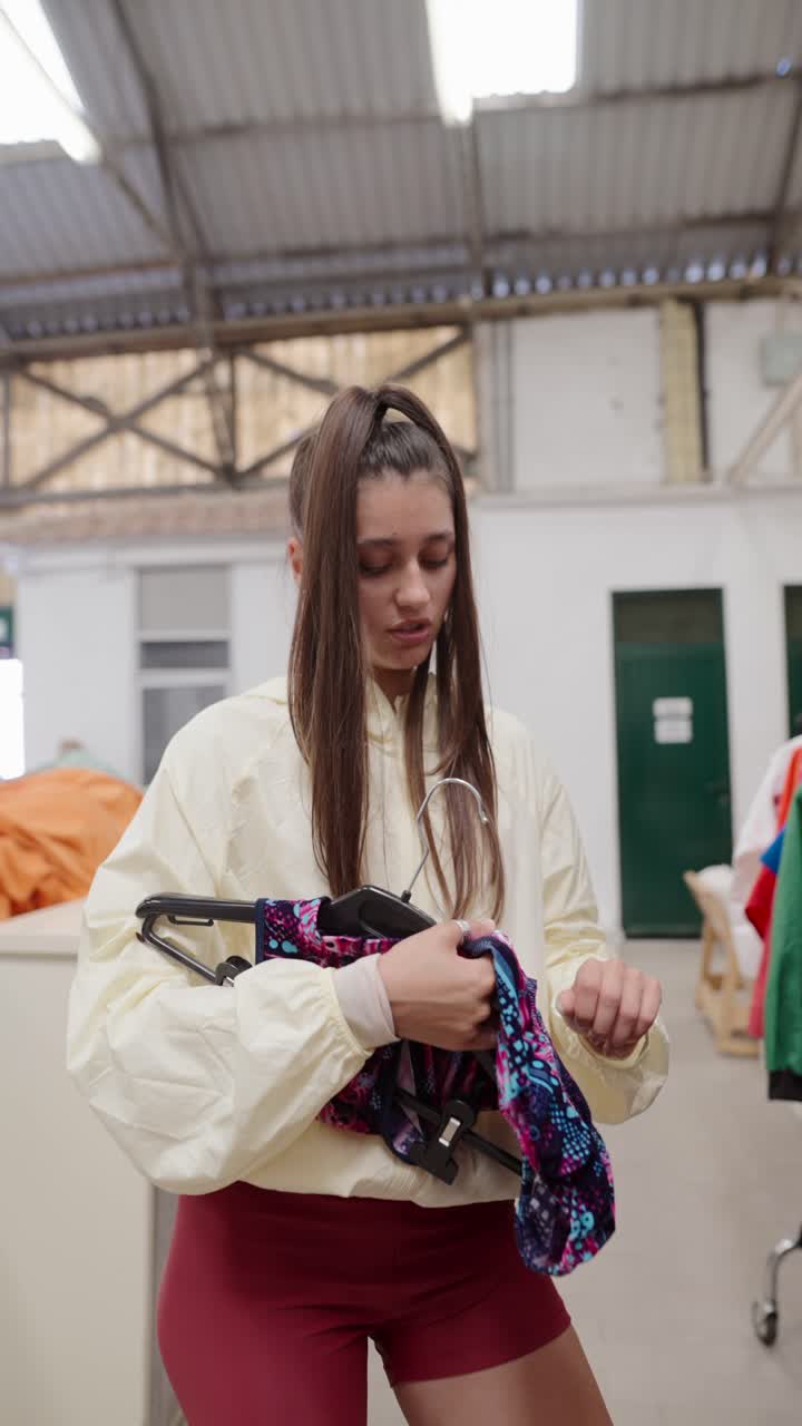 mujer comprando ropa en una tienda minorista