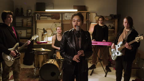 grupo musical en un estudio
