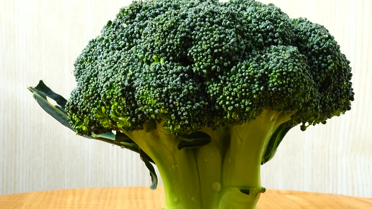 Riprese di broccoli in movimento. Tagliere.