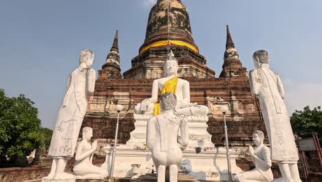 estatuas de buda frente a una estupa