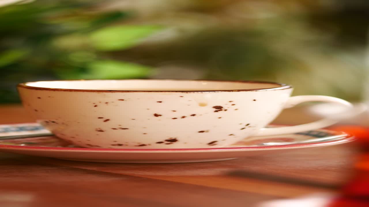 나무 테이블 에 있는 커피 컵