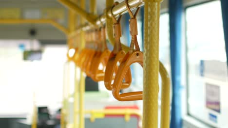 punto de vista a dispositivo portátil dentro del autobús en movimiento sin personas a bordo