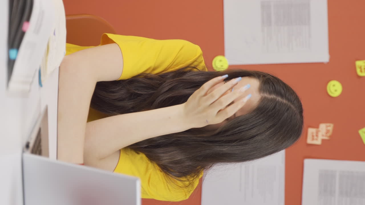 집에서 혼자 울고 슬퍼하는 소녀 아이의 수직 비디오입니다.