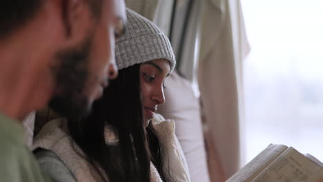 lectura, conversación y pareja en un campamento