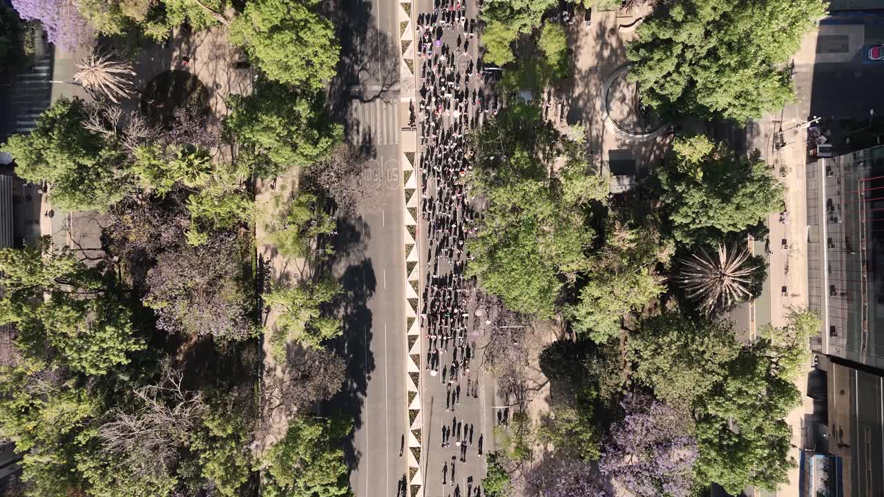 vistas de drones de la marcha del día de la mujer en la avenida reforma, ciudad de méxico