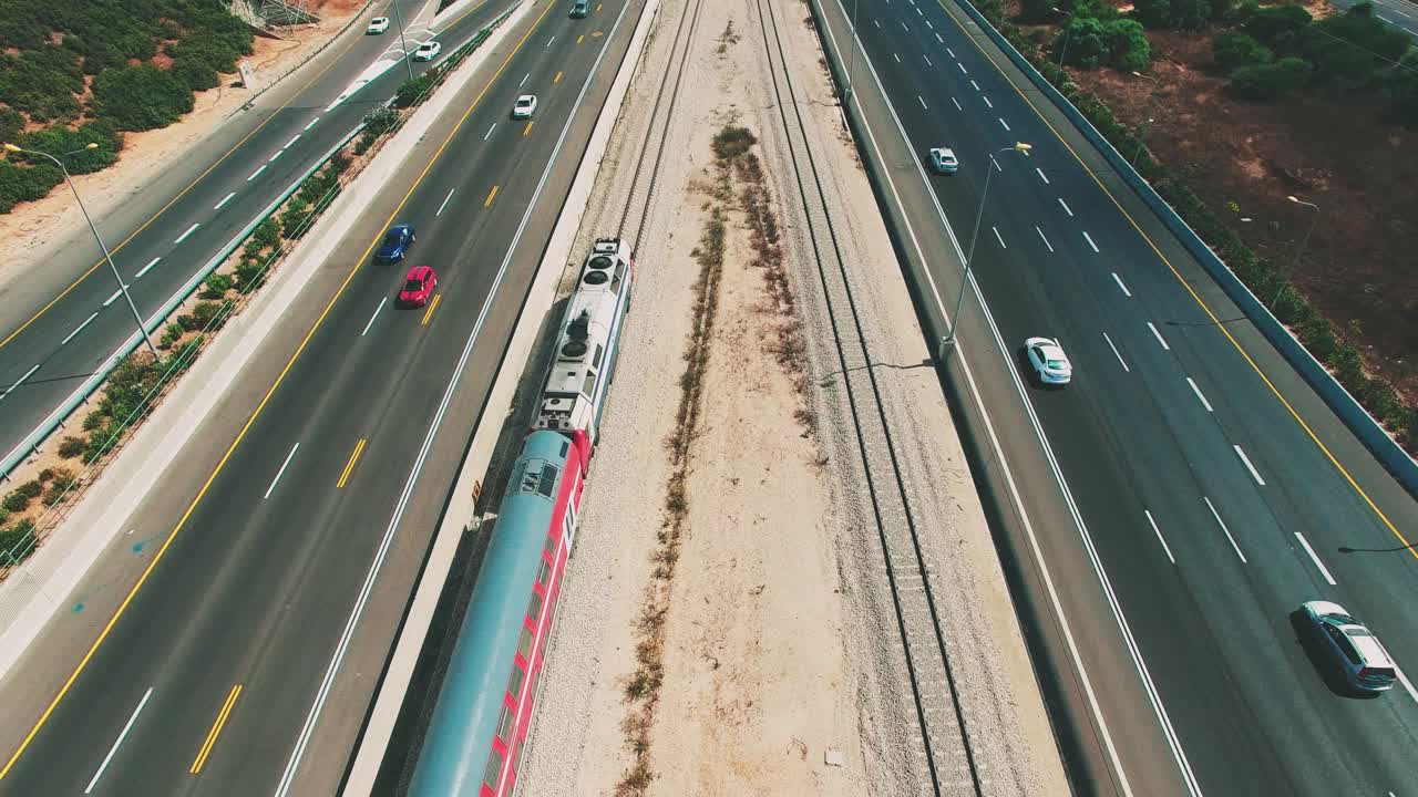 기차가 고속도로 근처를 달리다