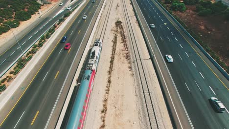 Ein-Zug-Fährt-In-Der-Nähe-Der-Autobahn