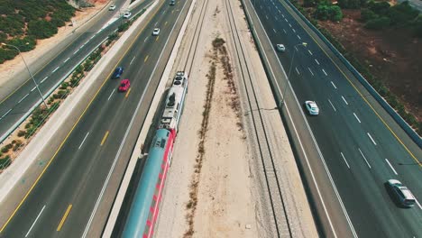 un tren viaja cerca de la carretera