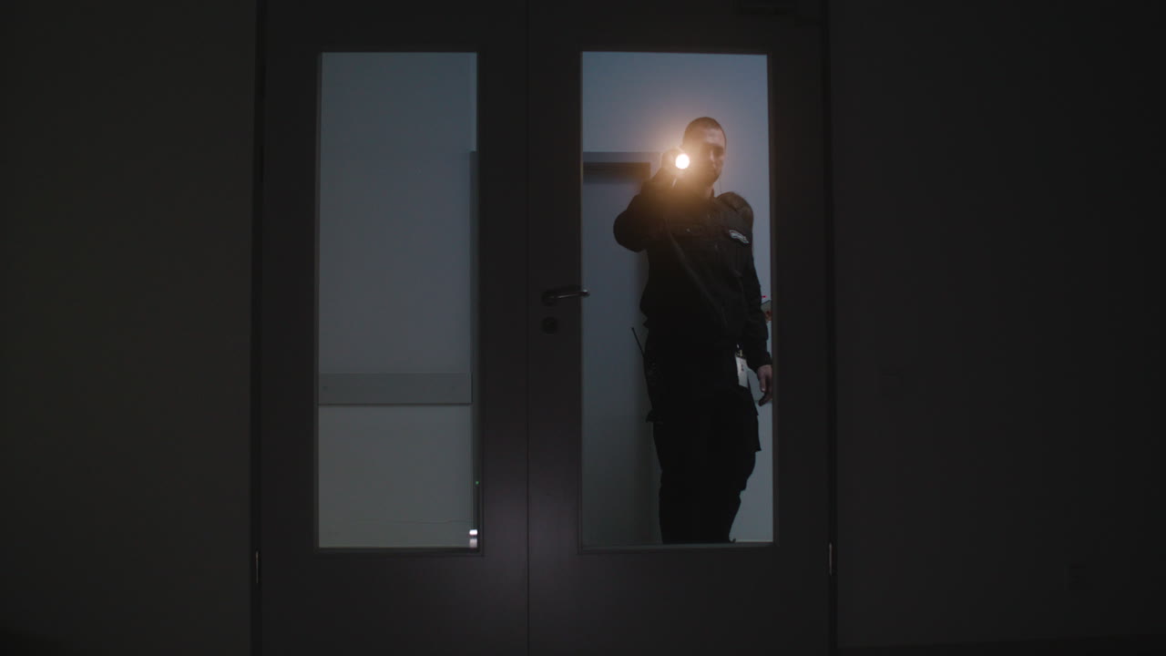 복도에서 작업하는 유니폼을 입은 팀