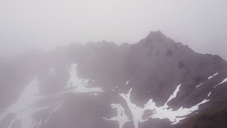 Nubes-Brumosas-Revelaron-Montañas-Notables-En-El-Lago-Alta-Cerca-De-Queenstown,-Nueva-Zelanda