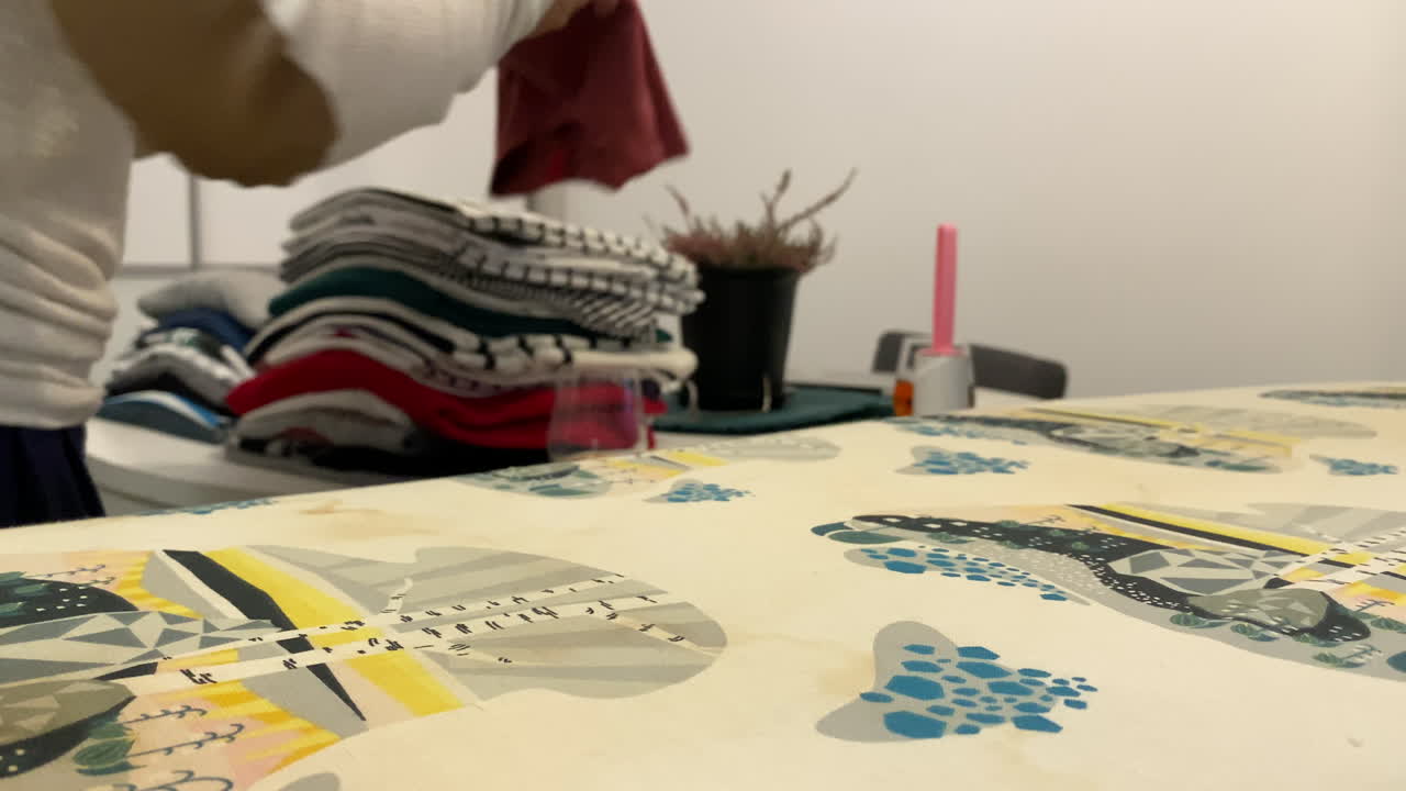 수선한 옷을 쌓인 옷 위에 놓는다.