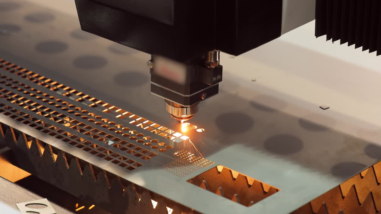 corte láser cnc de metal, tecnología industrial moderna.