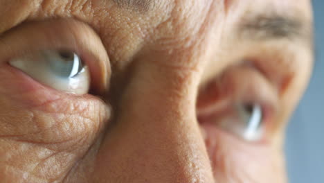 persona mayor, ojos y deterioro mental