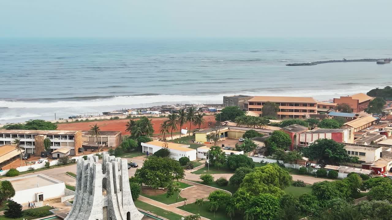 Vista di Accra, Ghana, con oceano e panorama urbano visibili durante il giorno