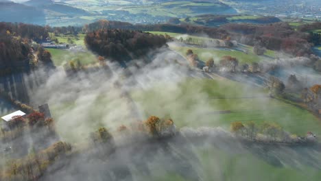 Espectacular-Vista-Sobre-El-Exuberante-Valle-Verde-Brumoso