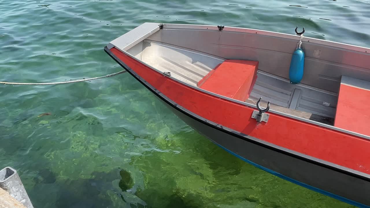 olas empujando un barco de izquierda a derecha