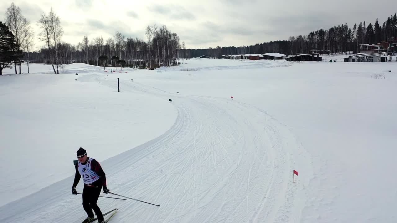 눈 인 풍경 에서 크로스컨트리 스키 를 타는 것