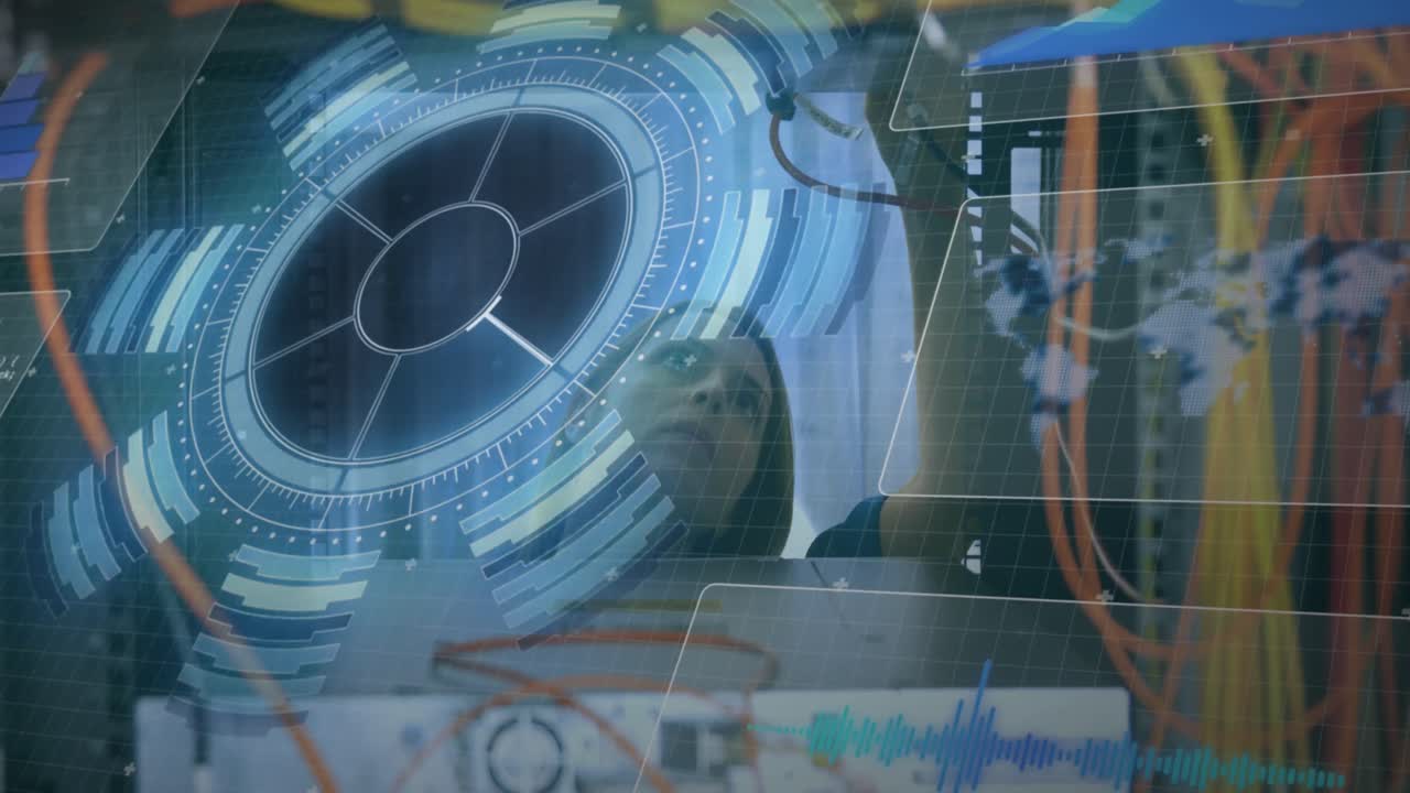 백인 여성 서버  ⁇  직원 위의 스캔 스 ⁇ 링의 애니메이션