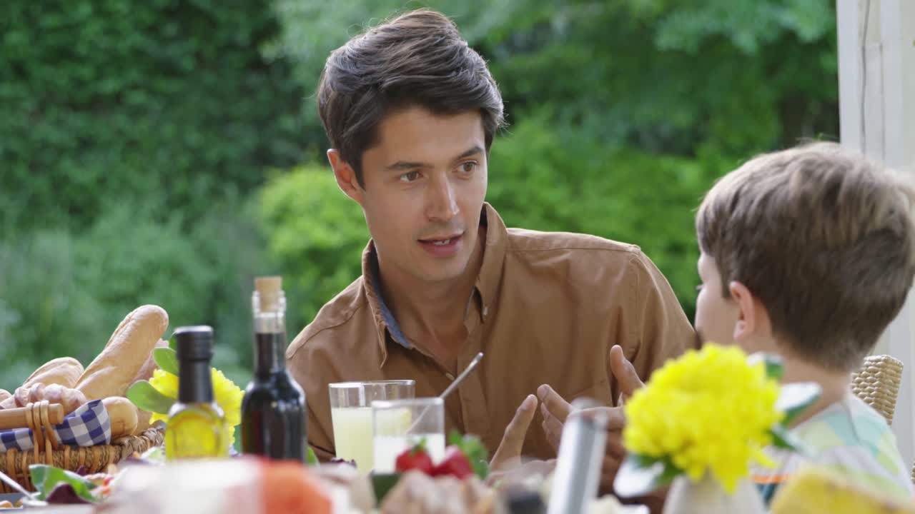 familia comiendo afuera juntos en verano