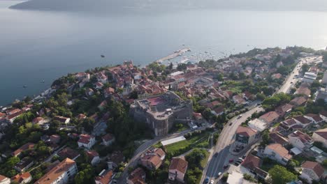 El-Pintoresco-Herceg-Novi,-En-La-Costa-Adriática,-Domina-La-Bahía-De-Kotor.