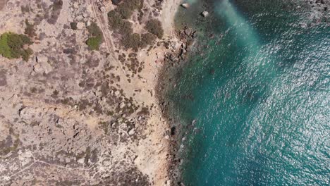 Video-Aéreo-De-Drones-Del-Oeste-De-Malta,-área-De-Mgarr,-Boca-De-La-Bahía-Del-Viento