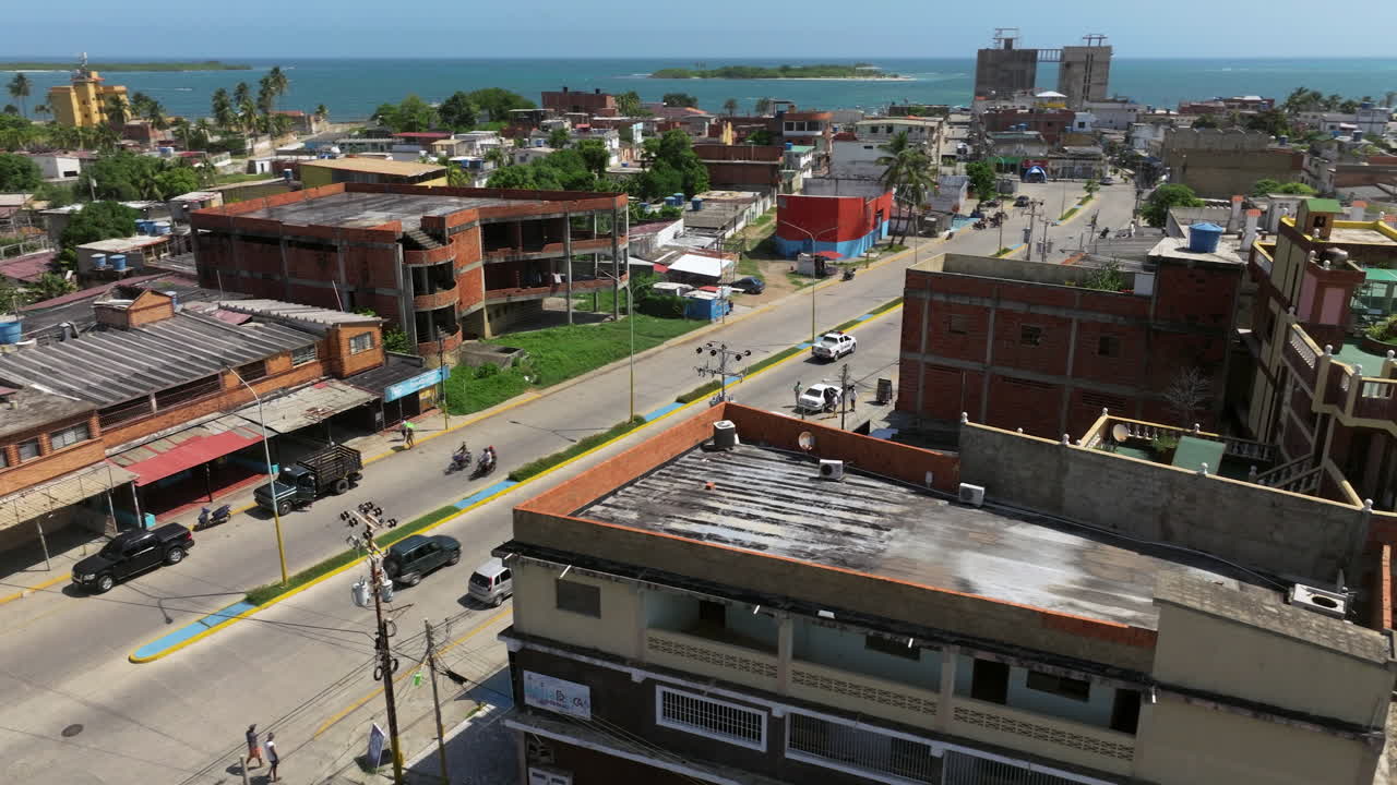 Vecchi edifici lungo una strada nella città di Chichiriviche nello stato di Falcón, Venezuela