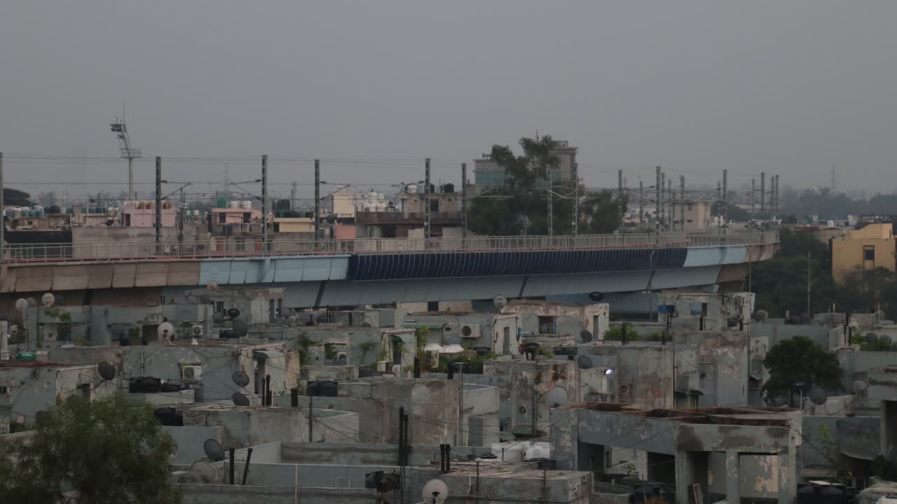 Un timelapse della metropolitana di Delhi che attraversa un'area densamente popolata