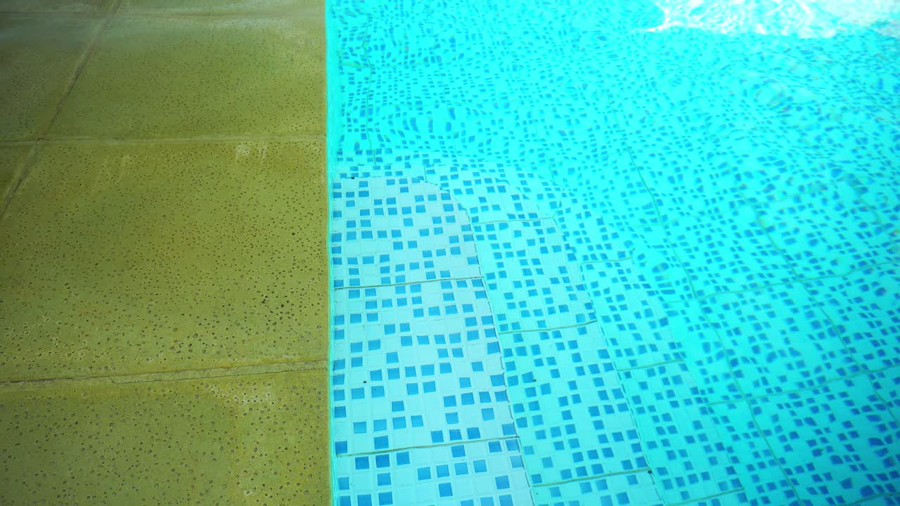 Den bølgende overflade i en flisebelagt swimmingpool