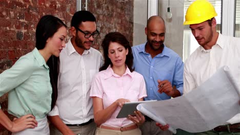 equipo de arquitectos revisando los planos