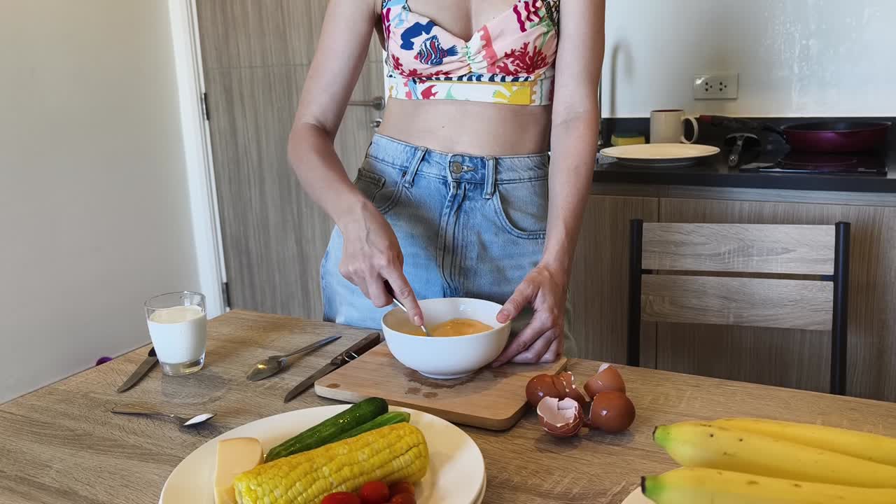 mujer cocinando el desayuno en la cocina