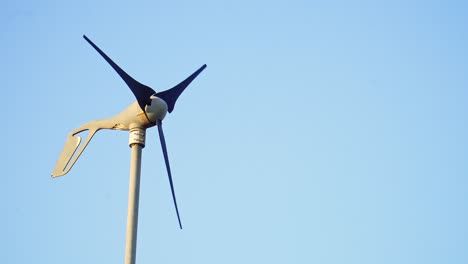 Pequeño-Molino-De-Viento-Que-Se-Mueve-Por-La-Fuerza-Del-Viento-En-Un-Cielo-Azul