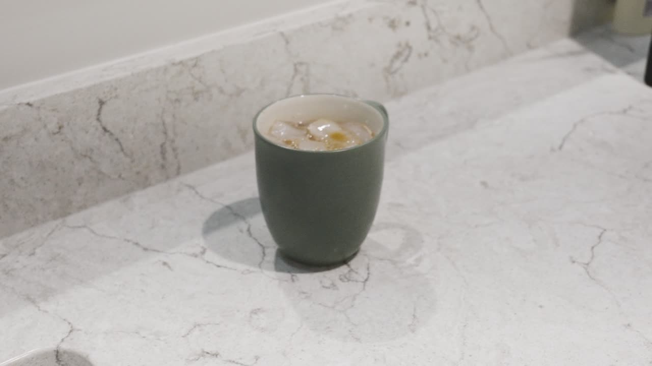 ゆっくりと 凍ったカップに向かって 押す