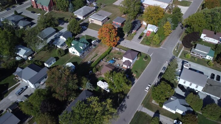 Periferia nell'Ontario, Canada, durante la stagione autunnale, ripresa aerea per mostrare lo sviluppo