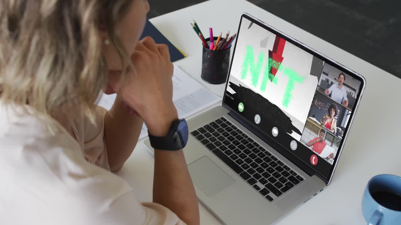 mujer de negocios caucásica que usa una computadora portátil para videollamadas con diversos colegas de negocios