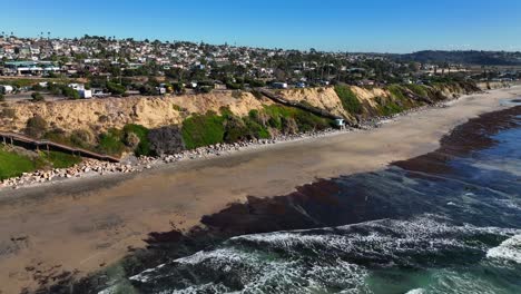 Paisaje-Costero-Aéreo-De-Cardiff-Junto-Al-Mar-Y-Playa-De-Arena-Vacía